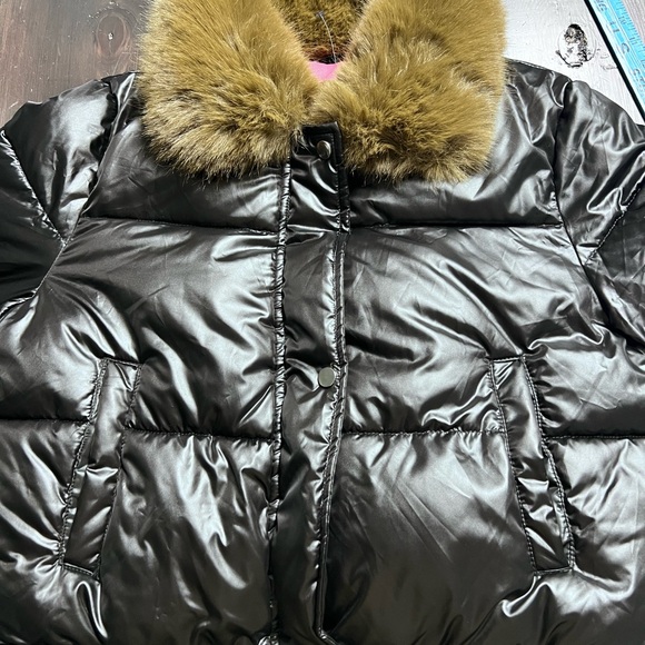 Elegant Black Puffer Jacket with Brown Faux Fur Trim - Picture 8 of 12